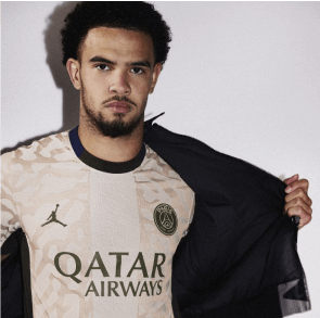 Un homme avec un t-shirt du PSG