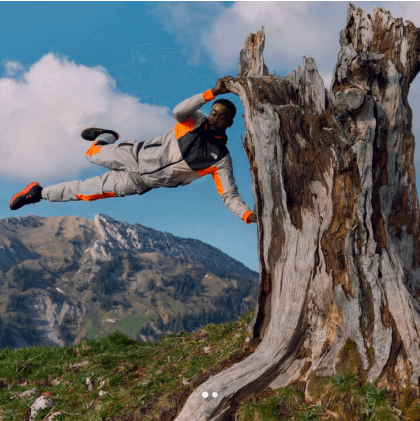 Un homme faisant le drapeau sur un tronc d'arbre
