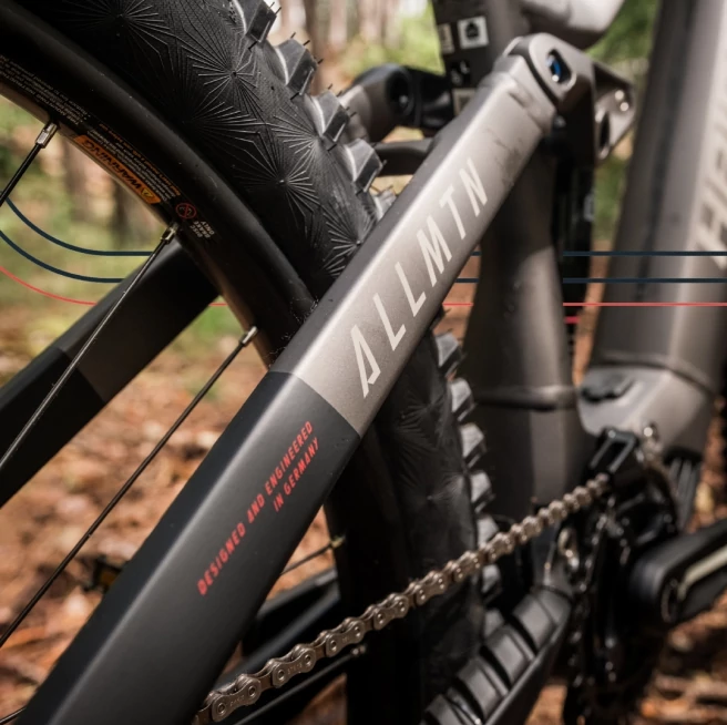 Gros plan d'un vélo AllMtn