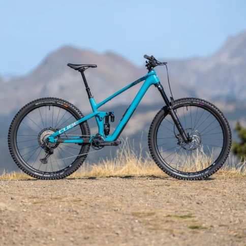 Un vélo turquoise à la montagne