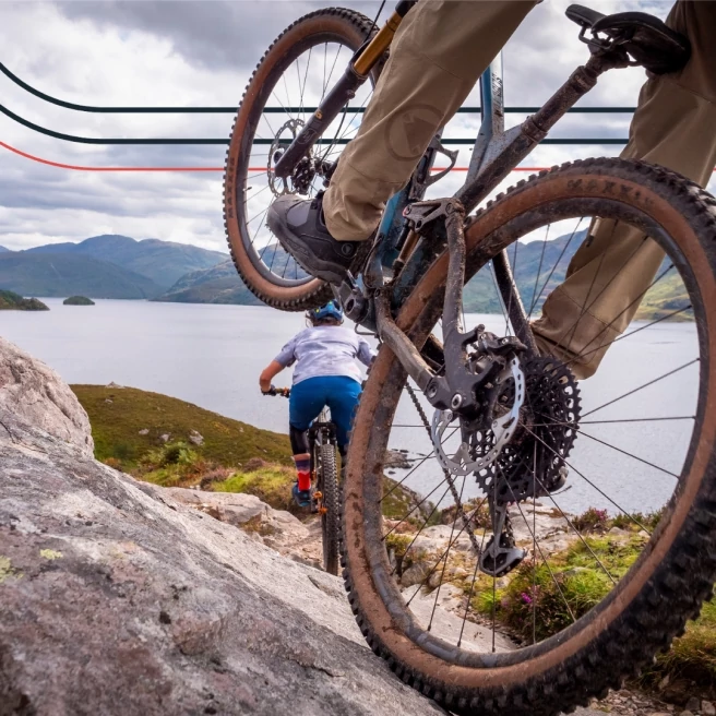 Deux personnes qui font du vélo à la montagne