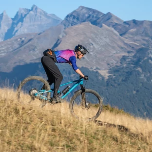 Une personne sur un vélo à la montagne
