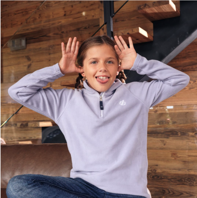 Une jeune fille qui fait une grimace