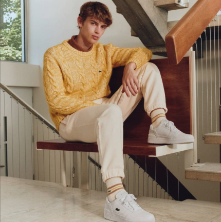 Jeune homme assis sur le bord d'un escalier
