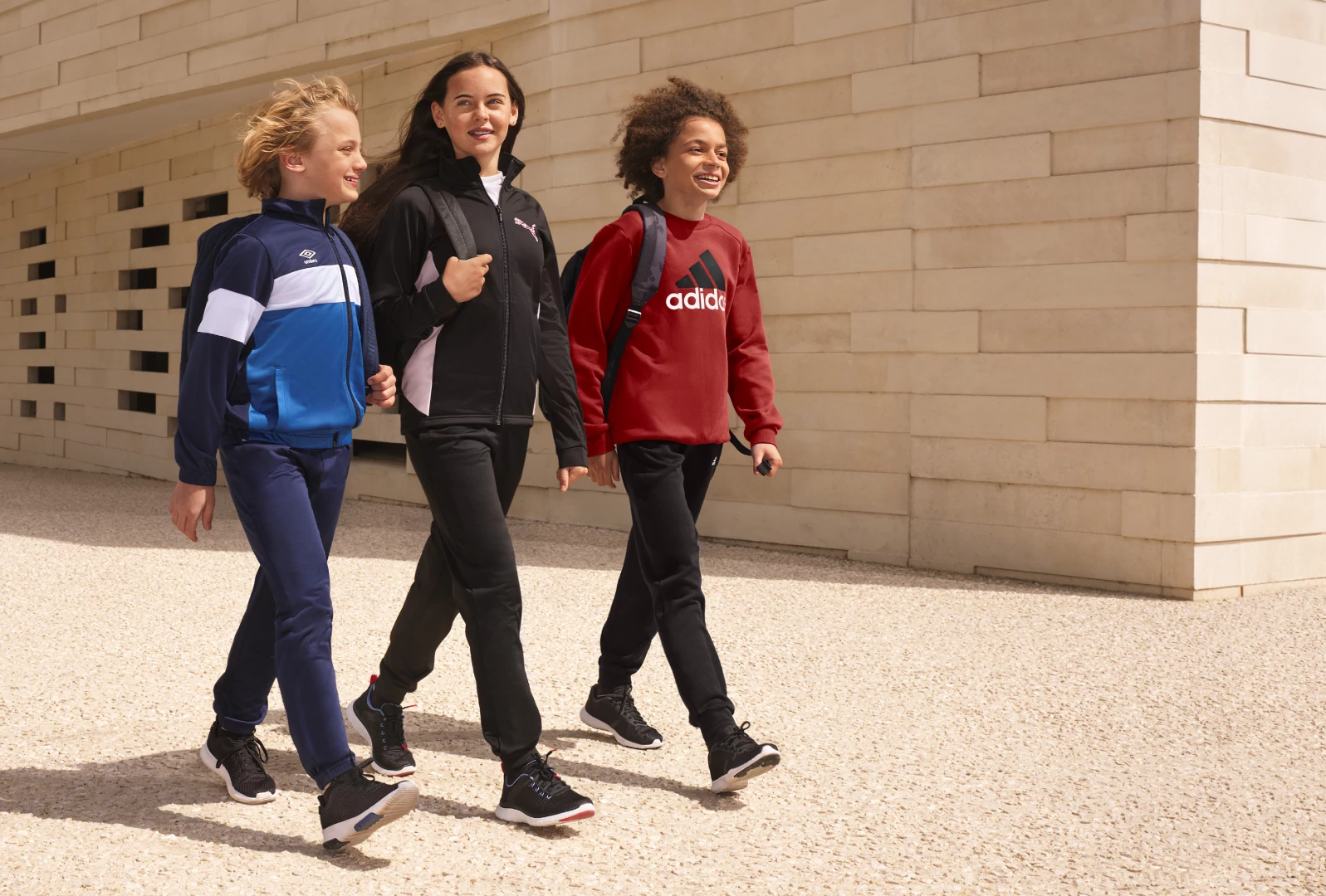 3 enfants qui marchent