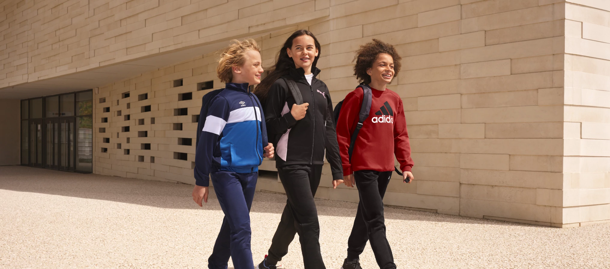 3 enfants qui marchent