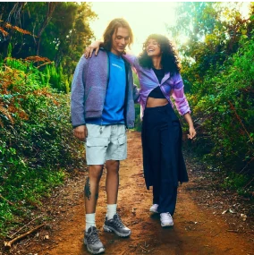 Un homme et une femme sur un sentier