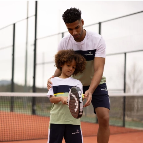 Un homme et un enfant sur un court de tennis
