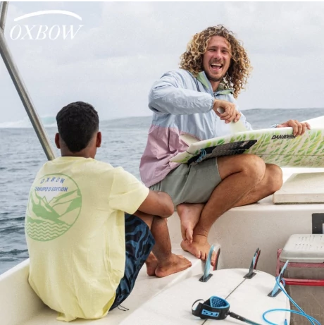 Deux surfeurs sur un bateau
